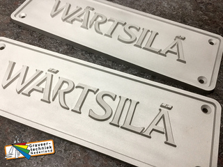 Opwaarts graveren, letters omhoog, verheven